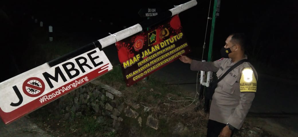 Bhabinkamtibmas Sambangi Posko  PPKM Mikro Ngaseman